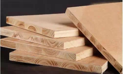 也称细木工板,是利用天然旋切单板与实木拼板经涂胶,热压而成的板材.