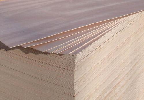 胶合板是由木段旋切成单板或由木方刨切成薄木,再用胶粘剂胶合而成的